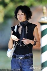 高清：张曼玉靓丽现身星味十足 摆POSE供媒体拍照