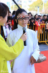 组图：杨丽萍再任评委 中式长卦配花边框镜搞怪