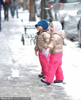 组图：杰西卡-帕克雪天送可爱双胞女儿上学