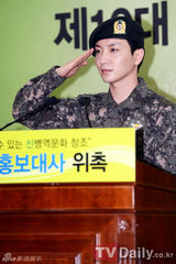 组图：SJ利特被任军务形象大使展刚强军人风范