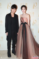 组图:陈慧琳盛装半露酥胸 笑称要老公生小孩