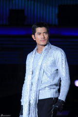 高清图：东方卫视跨年火热上演 郭富城展舞王风范