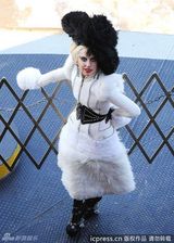 组图：Gaga《名利场》大片再蹬“恨天高”尴尬摔倒 