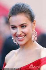 组图：C罗超模女友戛纳走秀展玉腿深沟