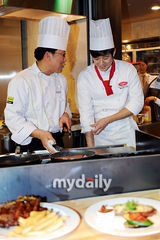 组图：韩星千正明担任一日厨师 亲自下厨做牛排