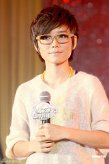 高清图：许飞为公益募捐眼镜框 呼吁为俞灏明祈福