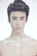 组图：冉旭夏日纯白写真阳光帅气