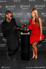 幻灯图集：碧昂斯性感抹胸红裙亮相香水发布派对