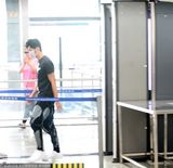 组图：周杰伦戴大口罩坐高铁 两保镖贴身护送