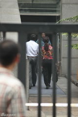 组图：梦鸽抵达法院遭围堵 面对媒体神情冷峻