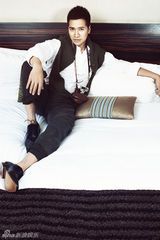 组图：何晟铭曝居家大片 慵懒男人味令人着迷