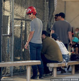 组图：暮光女搭狼人泰勒玩棒球热裤秀美腿