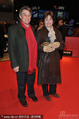 幻灯图集：《谜团》首映 女导演抱宝宝亮相