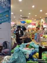 组图：谭晶母婴店认真选商品 素颜戴口罩低调