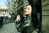 组图：霍思燕巴黎时装周街拍 简约复古百变动人