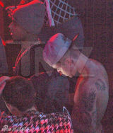 组图：比伯被捕前派对照曝光 裸上身与嫩模狂欢