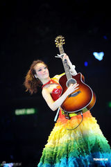 组图：容祖儿香港红馆开唱 与舞伴亲密不尴尬