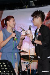 组图：谭咏麟助阵新人陈嘉嘉新专辑迷你音乐会