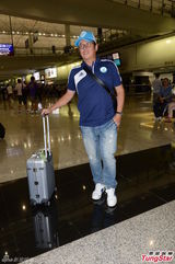 组图：洪金宝夫妇携手返港 谭咏麟亲和合影