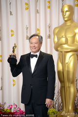 组图：奥斯卡后台－李安获最佳导演亲吻奖杯