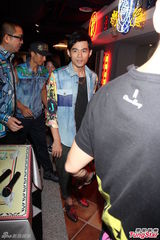 组图：周董不畏小S风波 为自家餐厅拍胸脯保证