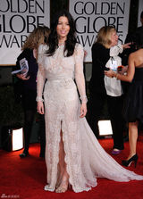 组图：第69届金球奖红毯杰西卡-贝尔高开衩蕾丝裙