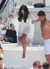 组图：F1总裁千金大婚奢靡派对 吻同性入水走光