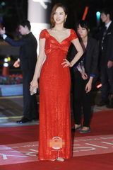 组图：高雅罗红裙似火惹人瞩目 长发轻挽尽显风情