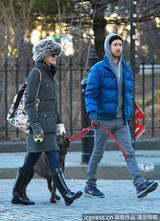 组图：海瑟薇夫妇恩爱遛狗 幸福人妻手套可爱