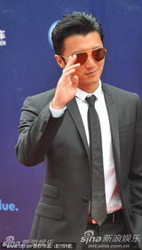 组图：谢霆锋张家辉杨受成亮相红毯展型男酷帅