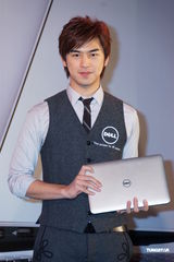 组图：陈柏霖视频聊天维系感情 工作中过白色情人节