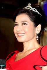 高清图：钟楚红为珠宝店剪彩 着红色礼服变公主