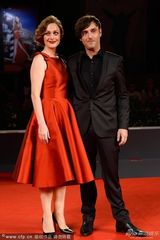 组图：《暴力小姐》首映 伊莱尼和导演暧昧对视