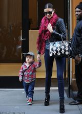 组图：米兰达-可儿皮衣亮相帅气 爱子戴鸭舌帽卖萌