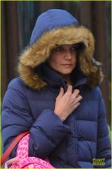 组图：小苏瑞天真舔糖果 冬日穿超短裙上学不怕冻