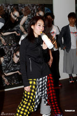 高清图：容祖儿为演唱会彩排 地狱式拉筋刻苦训练