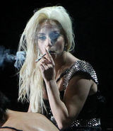 组图：Lady Gaga舞台上吸食大麻 露肥臀不顾形象