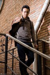 组图：刘亭作最新街拍 古铜肤色帅气潇洒