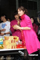 幻灯图：林志玲助阵模特公司开工 泳装环节趣味十足