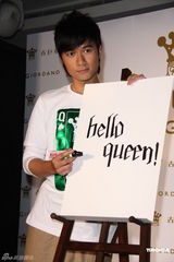 组图：古巨基带腰伤宣传潮服 笑称感情事命中注定