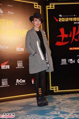 组图：阿娇沉浸恋情微笑 携容祖儿出席活动