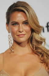 高清图：芭儿-拉法莉吊带礼服亮相米兰时装周