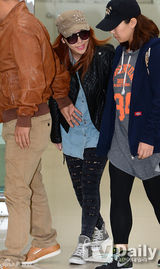 组图：裸照门Ailee回国 戴墨镜低调现身机场