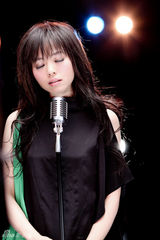 幻灯图集：张靓颖MV一人分饰两角 化身红衣精灵