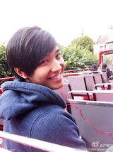 组图：“中国版李敏镐”火爆微博 原为报社记者