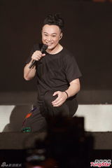 组图：陈奕迅演唱会化浓妆 搞怪献唱掀高潮
