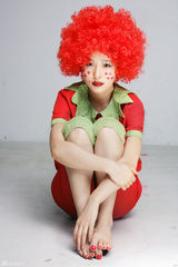 组图：江一燕小丑写真百变心情 银幕素描80后小妞