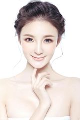 组图：刘雨欣春季清新妆容大片面容精致