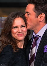 高清组图：小罗伯特-唐尼留手印 不忘宣传新片