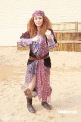 幻灯图：容祖儿新片造型搞怪 与阿Sa(蔡卓妍)亲热如姐妹花